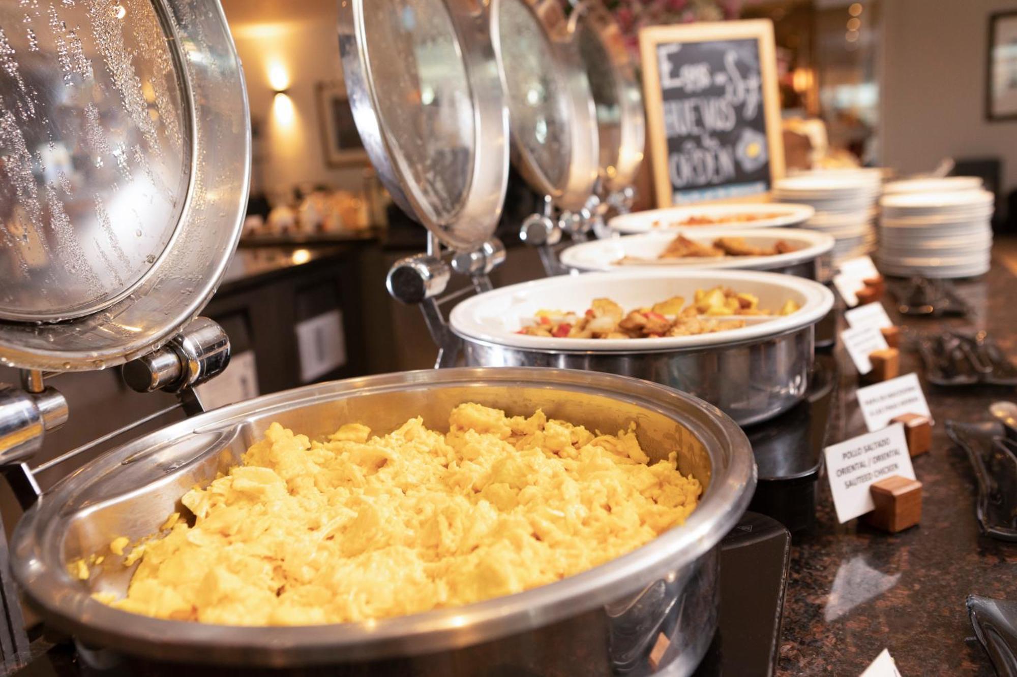 Casa Andina Premium Miraflores Lima Exterior photo A chafing dish filled with food