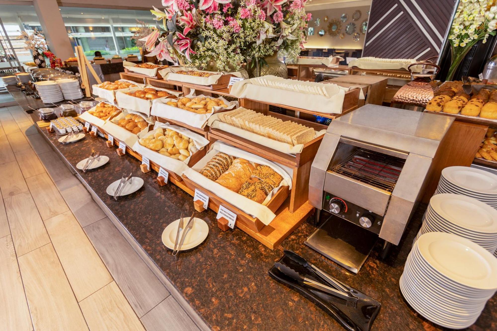 Casa Andina Premium Miraflores Lima Exterior photo A buffet at a hotel